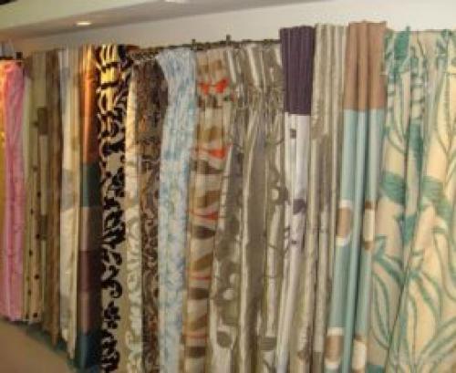 Какие шторы подойдут к светлым обоям и темной мебели. Как правильно выбрать шторы под обоям?