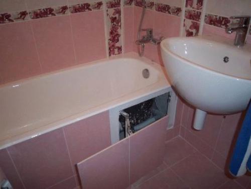 Фартук для ванной из плитки. Керамические фартуки для раковин и ванн: традиционная надежность 14