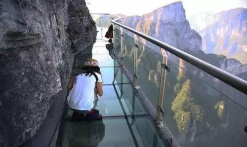 Китайский стеклянный мост лопнул прямо под туристами. Знаменитый стеклянный мост в Китае начал трескаться прямо под ногами незадачливых туристов