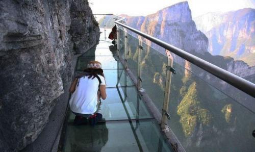 Стеклянный мост трескается. Стеклянный мост в Китае неожиданно начал “трескаться” прямо под ногами туристов