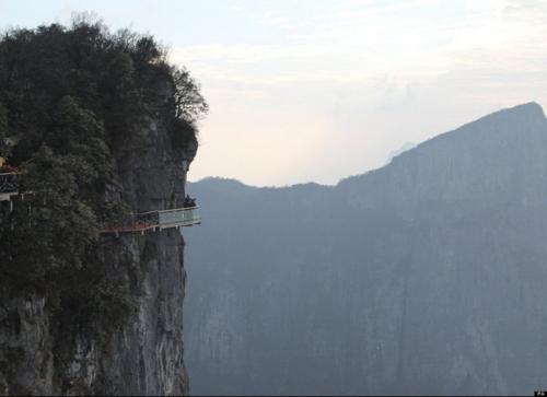 Стеклянный мост трескается. Стеклянный мост в Китае неожиданно начал “трескаться” прямо под ногами туристов