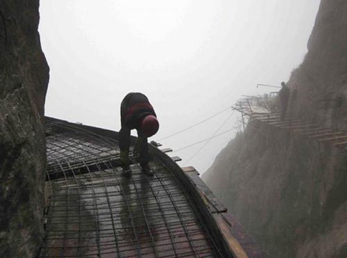 Стеклянный мост трескается. Стеклянный мост в Китае неожиданно начал “трескаться” прямо под ногами туристов