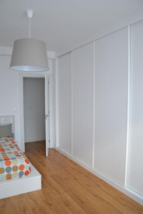 Шкаф-купе на всю стену в спальню. Матовые фасады