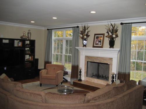 Два окна в комнате на разных стенах. Как оформить интерьер комнаты с двумя окнами 13