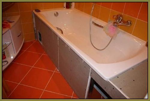 Фартук для ванной из плитки. Керамические фартуки для раковин и ванн: традиционная надежность 07