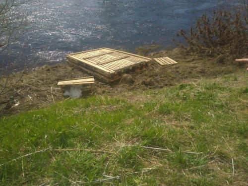 Плот из кег. Ухтинцы построили плот из мусора