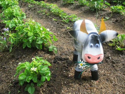 Как сделать корову своими руками. Корова из пластиковых бутылок