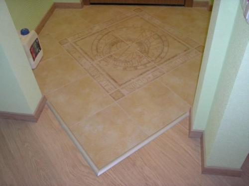 Плитка переходящая в Ламинат. Ошибка: Стыковать Плитку и Ламинат в прихожей