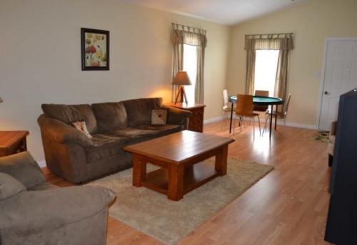 Два окна в комнате на разных стенах. Как оформить интерьер комнаты с двумя окнами 10