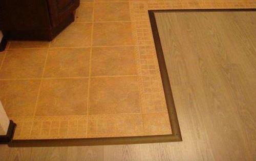 Плитка переходящая в Ламинат. Ошибка: Стыковать Плитку и Ламинат в прихожей