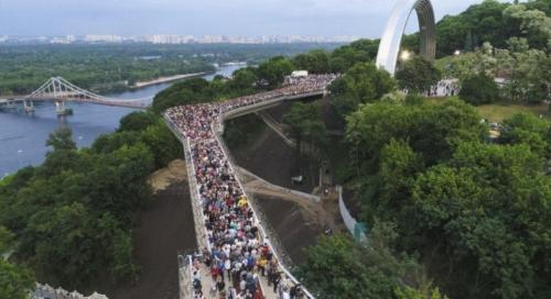 Китайский стеклянный мост лопнул прямо под туристами. Знаменитый стеклянный мост в Китае начал трескаться прямо под ногами незадачливых туристов 08