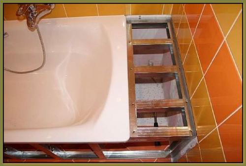 Фартук для ванной из плитки. Керамические фартуки для раковин и ванн: традиционная надежность 06