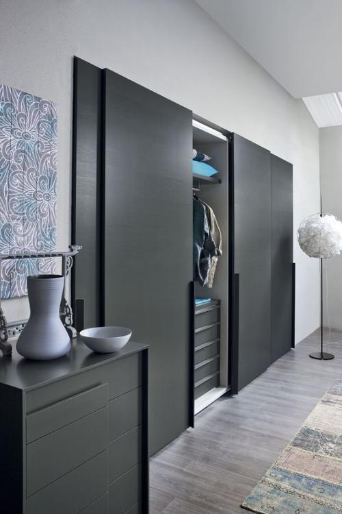 Шкаф-купе на всю стену в спальню. Матовые фасады