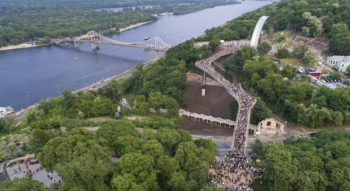 Китайский стеклянный мост лопнул прямо под туристами. Знаменитый стеклянный мост в Китае начал трескаться прямо под ногами незадачливых туристов 09