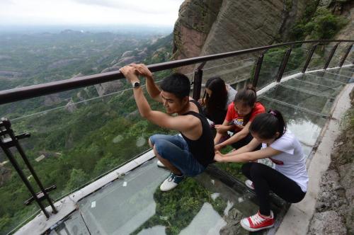 Китайский стеклянный мост лопнул прямо под туристами. Знаменитый стеклянный мост в Китае начал трескаться прямо под ногами незадачливых туристов