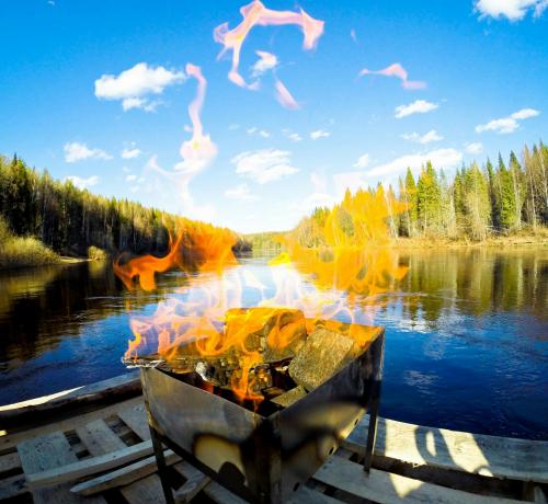 Плот из кег. Ухтинцы построили плот из мусора