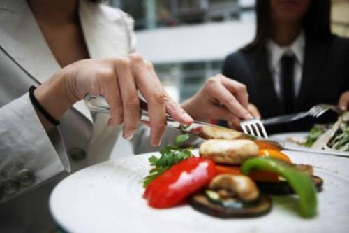 Как вести себя за столом правила этикета. 15 правил этикета за столом, которые должен знать каждый