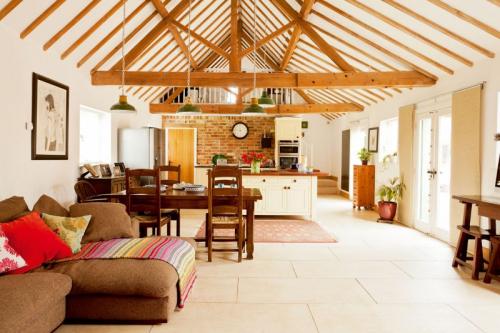 Выделение рабочей зоны в гостиной. Расстановка мебели