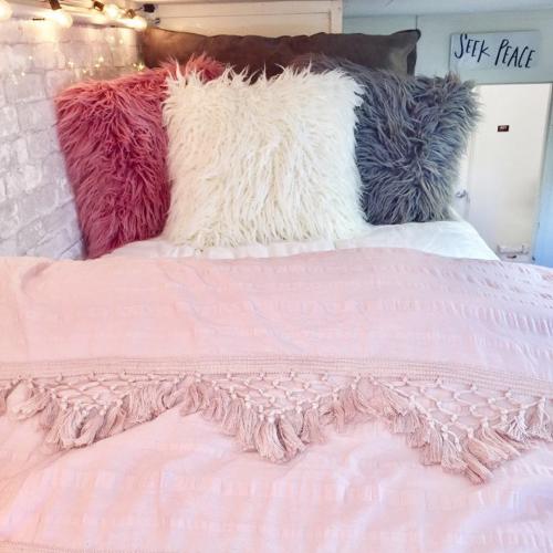 Как украсить комнату в общаге. Две студентки превратили комнату в общежитии в невероятно уютную спальню