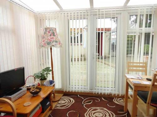 Выделение рабочей зоны в гостиной. Расстановка мебели