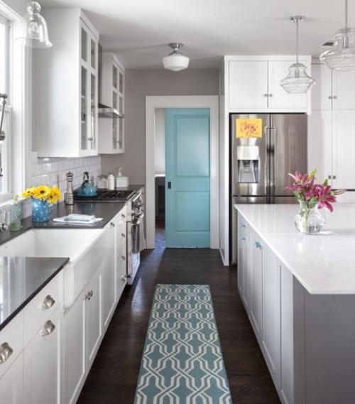 Двери цветные в интерьере. Как сделать свой дом особенным с помощью яркой двери 21