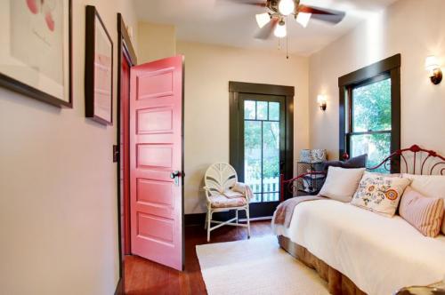 Двери цветные в интерьере. Как сделать свой дом особенным с помощью яркой двери