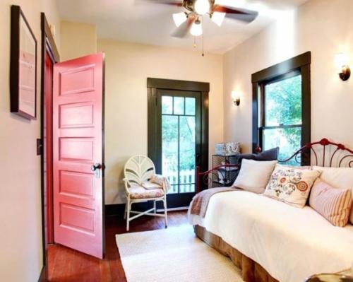 Двери цветные в интерьере. Как сделать свой дом особенным с помощью яркой двери 16