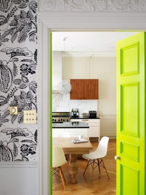 Двери цветные в интерьере. Как сделать свой дом особенным с помощью яркой двери 19