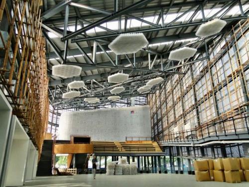 Стена из стеклянных бутылок своими руками. Интересные идеи — строим стены из бутылок