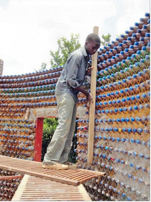 Стена из стеклянных бутылок своими руками. Интересные идеи — строим стены из бутылок