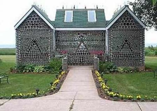 Стена из стеклянных бутылок. Стены из бутылок