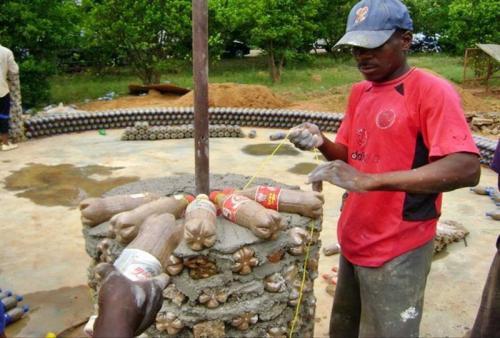 Стена из стеклянных бутылок своими руками. Интересные идеи — строим стены из бутылок