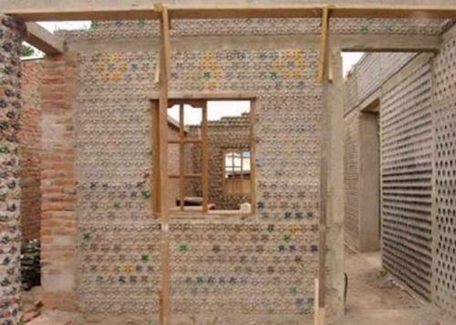 Стена из стеклянных бутылок. Стены из бутылок