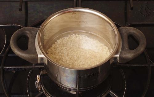 Какую крупу добавляют в рассольник. Как приготовить рассольник с перловкой и солеными огурцами — классический рецепт рассольника из говядины с пошаговыми фото