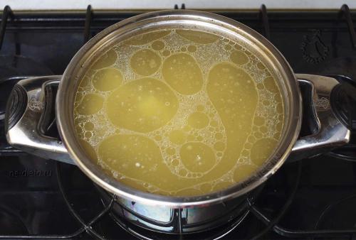 Какую крупу добавляют в рассольник. Как приготовить рассольник с перловкой и солеными огурцами — классический рецепт рассольника из говядины с пошаговыми фото