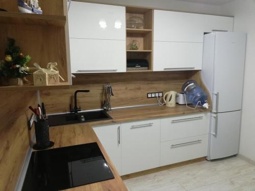 Дизайн кухни с балконом 12 кв м. Как разместить мебель?