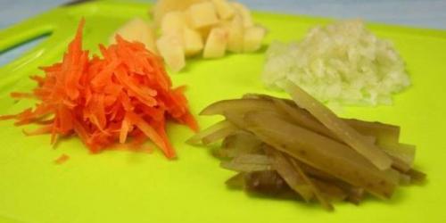 Какую крупу добавляют в рассольник. Как приготовить рассольник с перловкой и солеными огурцами — классический рецепт рассольника из говядины с пошаговыми фото 29 Какую крупу добавляют в рассольник. Как приготовить рассольник с перловкой и солеными огурцами — классический рецепт рассольника из говядины с пошаговыми фото 29