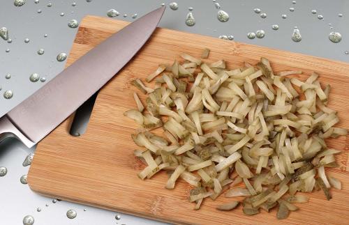 Какую крупу добавляют в рассольник. Как приготовить рассольник с перловкой и солеными огурцами — классический рецепт рассольника из говядины с пошаговыми фото