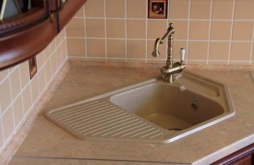 Расположение мойки в угловой кухне. Что выбрать в зависимости от размера и интерьера помещения