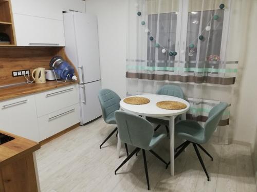 Дизайн кухни с балконом 12 кв м. Как разместить мебель?