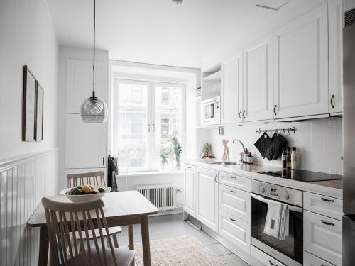 Дизайн кухни с балконом 12 кв м. Как разместить мебель?