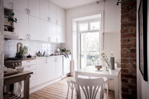 Дизайн кухни с балконом 12 кв м. Как разместить мебель?