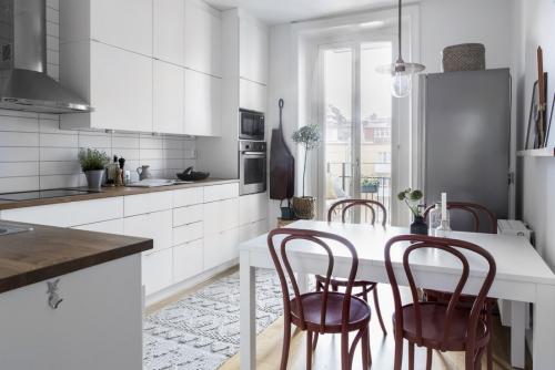 Дизайн кухни с балконом 12 кв м. Как разместить мебель?