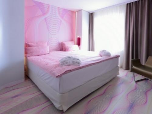 Подобрать обои для спальни. Какие обои выбрать в спальню: выбор цвета и материала 21