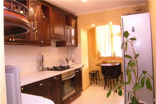 Кухня с дверью на балкон. Кухни с балконной дверью – дизайн и оформление