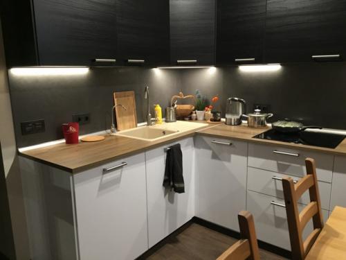 Дизайн кухни с балконом 12 кв м. Как разместить мебель?