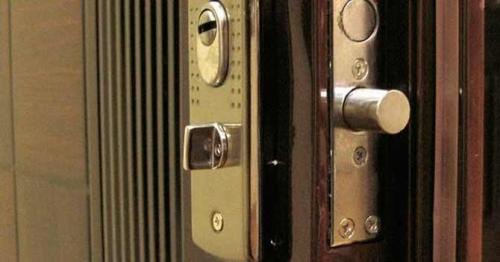 Как вскрыть деревянную дверь. Как быстро открыть замок межкомнатной двери без ключа, если она захлопнулась