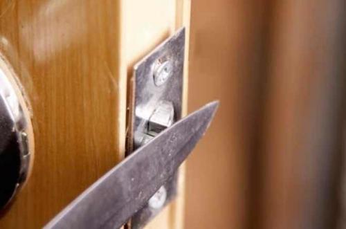 Как вскрыть деревянную дверь. Как быстро открыть замок межкомнатной двери без ключа, если она захлопнулась