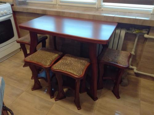 Стол для маленькой кухни в хрущевке. Выбор обеденного стола и стульев