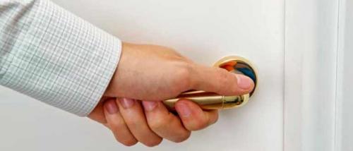 Как вскрыть деревянную дверь. Как быстро открыть замок межкомнатной двери без ключа, если она захлопнулась